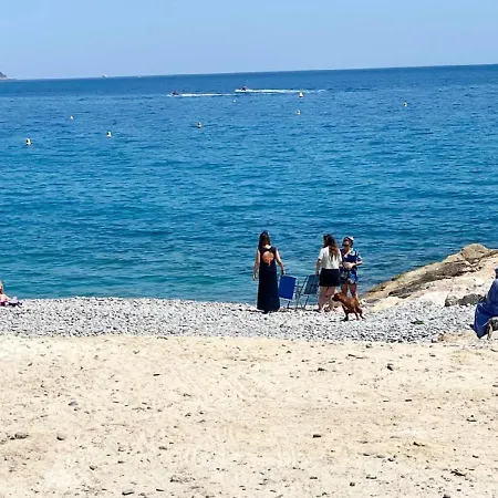A 100 M De La Avec Clim Et Balcon Διαμέρισμα
