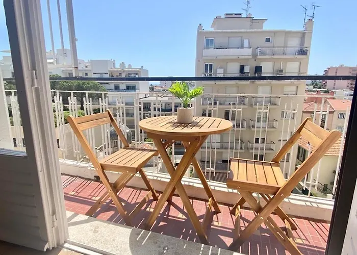 A 100 M De La Avec Clim Et Balcon